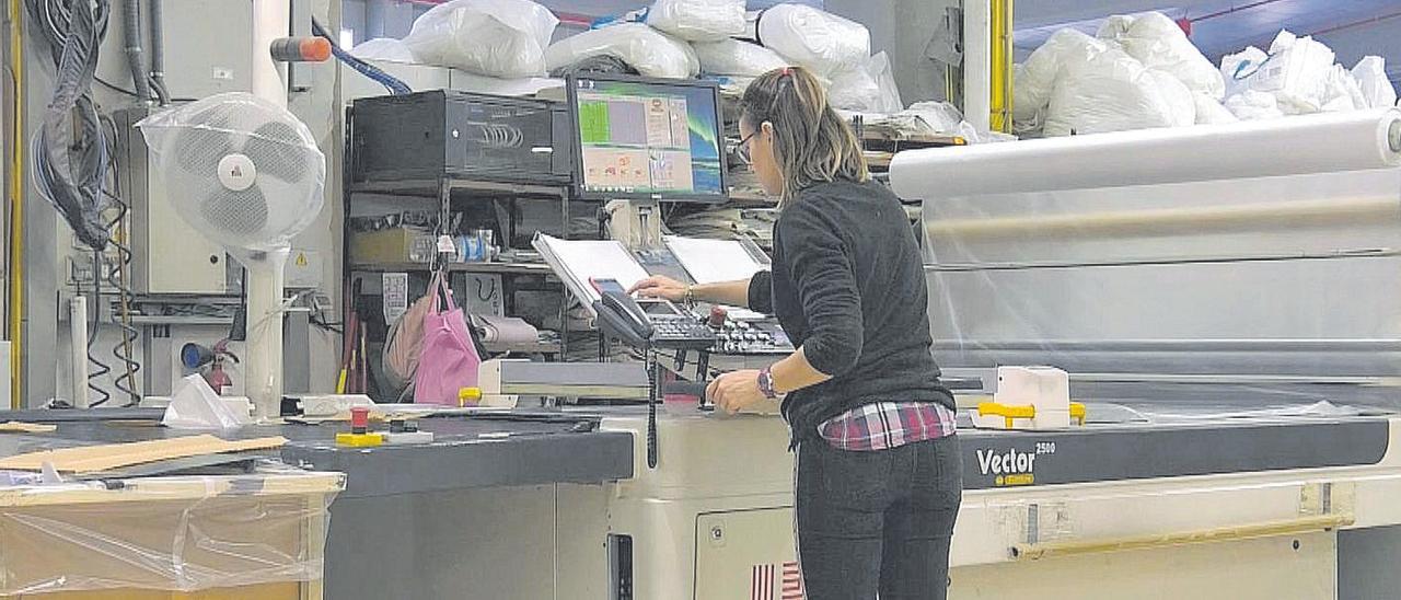 Una mujer trabaja en una fábrica de muebles.