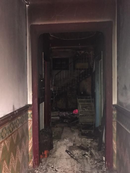 Las familias rumanas desalojadas del edificio incendiado todavía no pueden volver a sus viviendas.