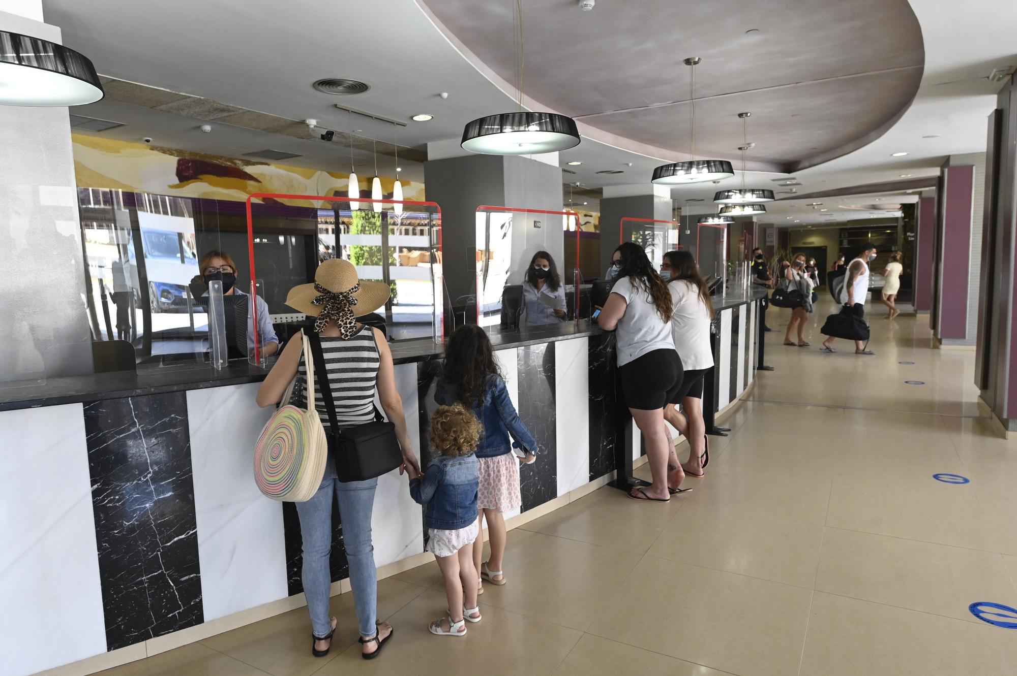 Turistas en el complejo hotelero de Marina d'Or, en Orpesa