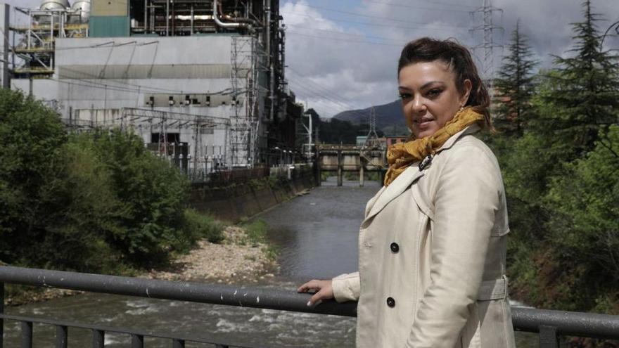 Carolina López Fernández, candidata autonómica de Vox, ante la central térmica de Lada (Langreo). | Juan Plaza