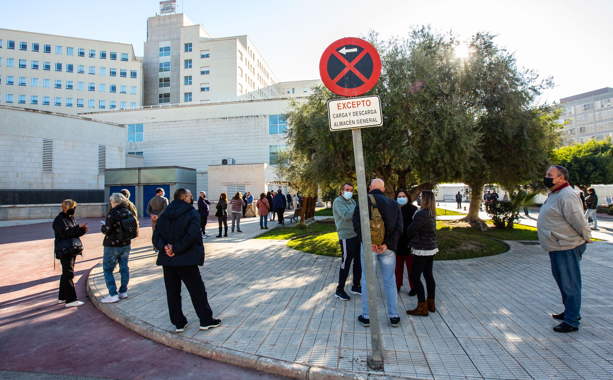 Colas para vacunar con cita en el Hospital General Universitario de Alicante