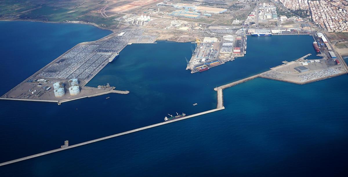 Vista aérea del puerto comercial de Sagunt.