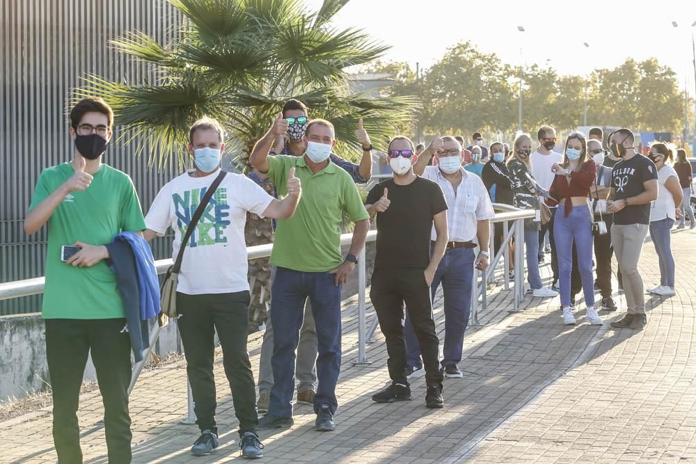 Largas colas en el Arcángel para recoger las primeras entradas de la era Covid