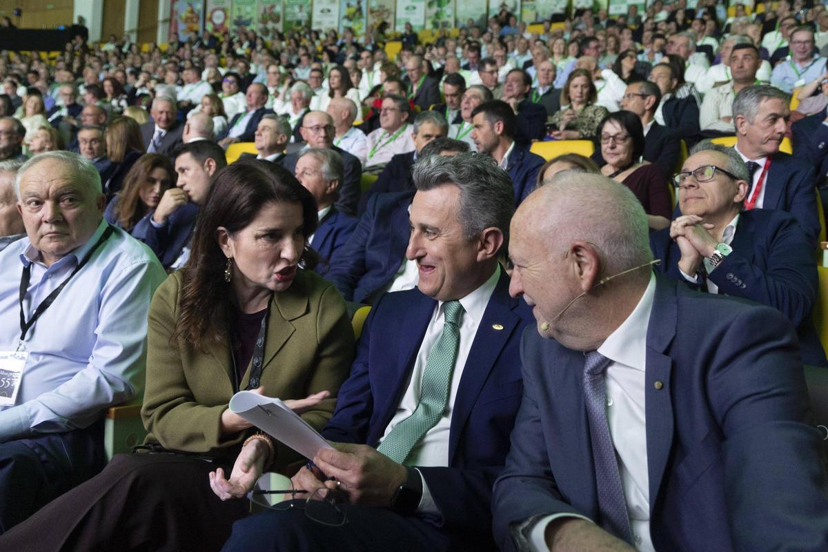 Hortensia Roig, Alejandro Monzón y Joan Mir, en primera fila.