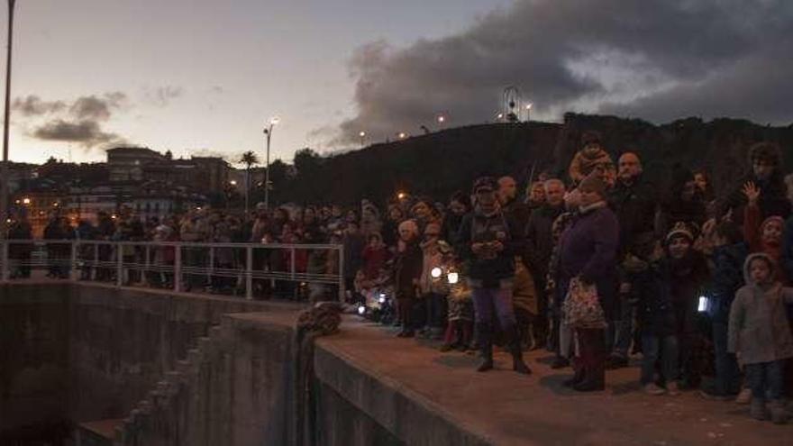 Una multitud aguarda la llegada del personaje navideño.