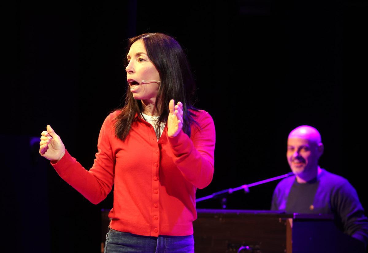 Imatges del monòleg teatral 'Fills: no deu ser tan difícil!', de la manresana Míriam Tirado
