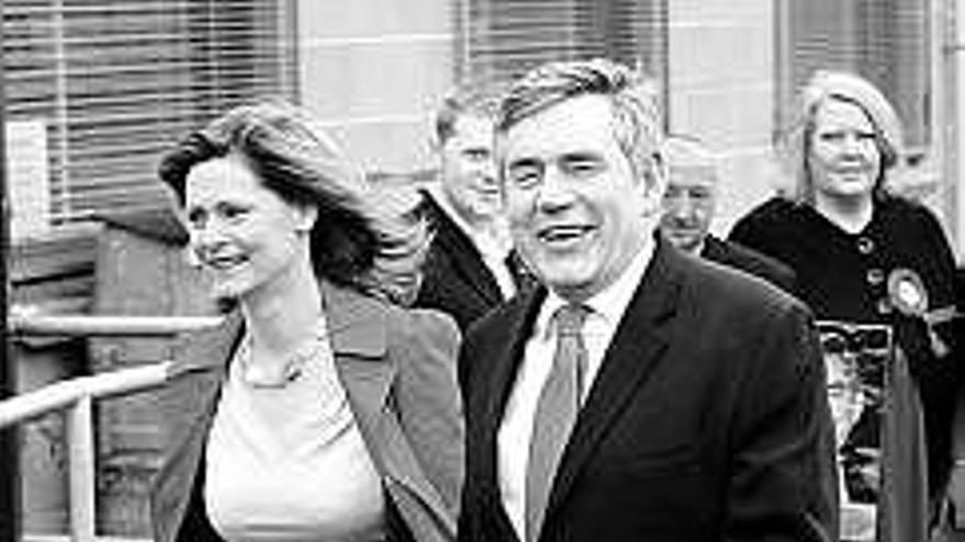 sonrisa final. El primer ministro, el laborista Gordon Brown, acudió a votar con su esposa Sarah, en Fife (Escocia). No hizo declaraciones, pero sonrió, un gesto que no ha prodigado en campaña.