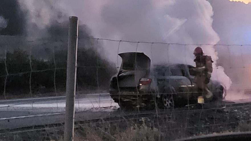 Apagan un aparatoso incendio de un vehículo en Bullas