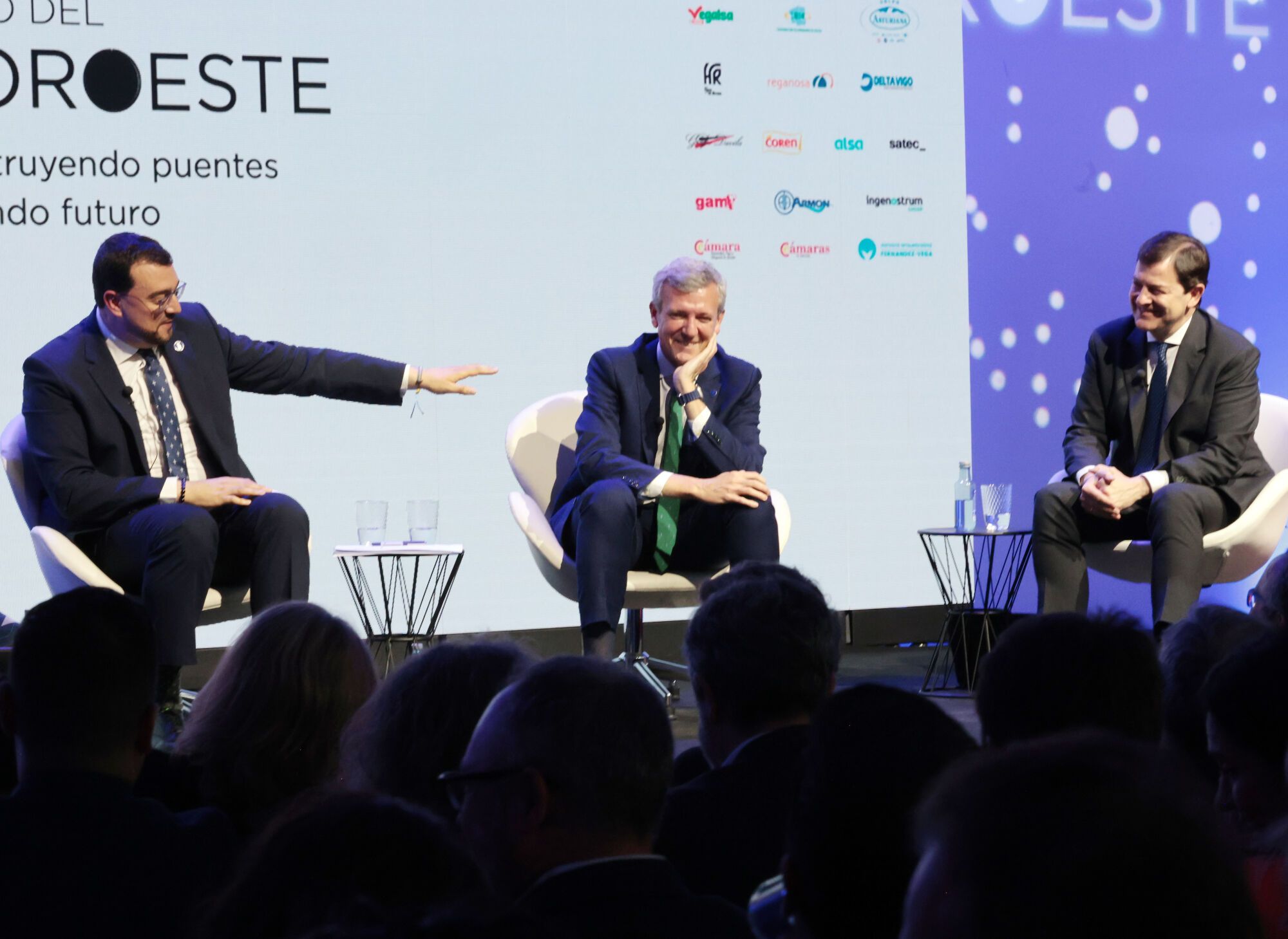 Un momento de la mesa "Oportunidades del Noroeste’", moderada por el director de Faro de Vigo, con Alfonso Rueda, presidente de la Xunta de Galicia, Adrián Barbón, presidente del Principado de Asturias, y Alfonso F. Mañueco, presidente de la Junta de Castilla y León.