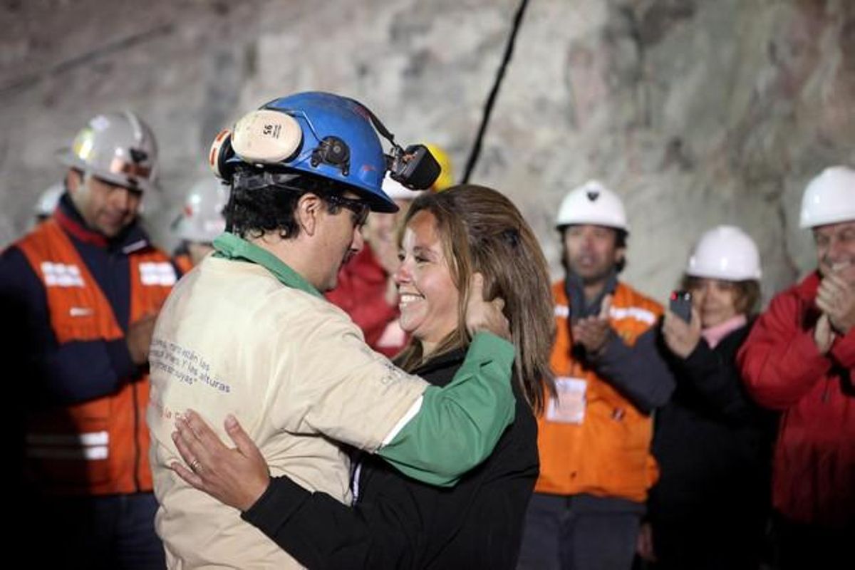 El miner Raúl Bustos abraça una dona després de sortir del jaciment.