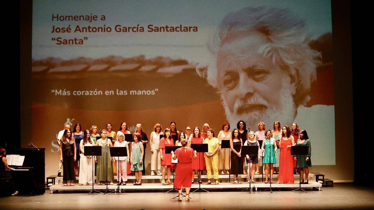 Las integrantes del Asturias Gospel Experience en la apertura delacto de homenaja a José Antonio García Santaclara, Santa, en el Jovellanos.