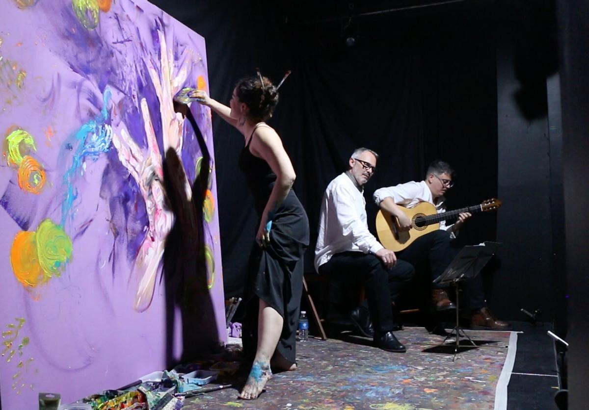 La artista alcorina Ana Beltrán durante la actuación en directo junto a José Diego Molina y Manuel Márquez.