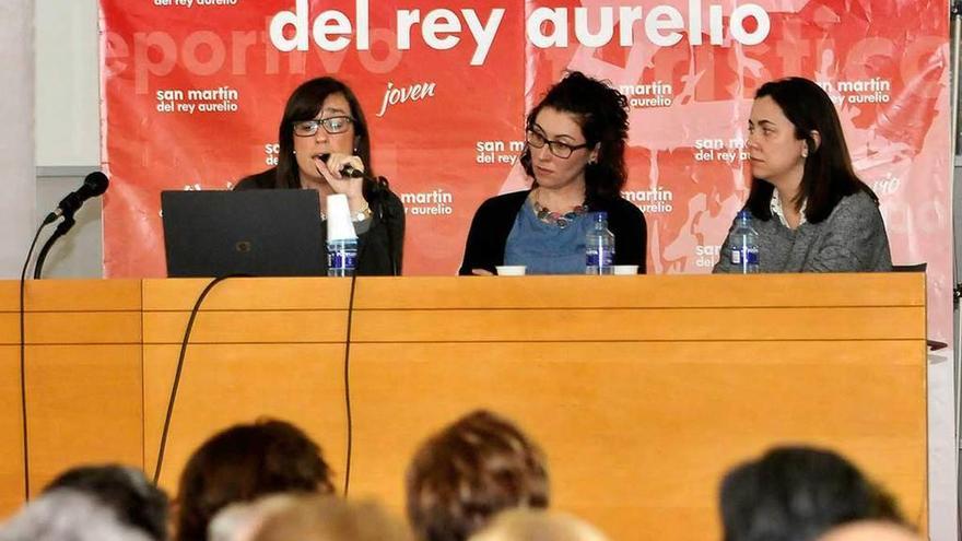 Las doctoras Jimena González, Sara Rodríguez y Vanesa de la Vega, durante la charla sobre el alzhéimer celebrada en Sotrondio.