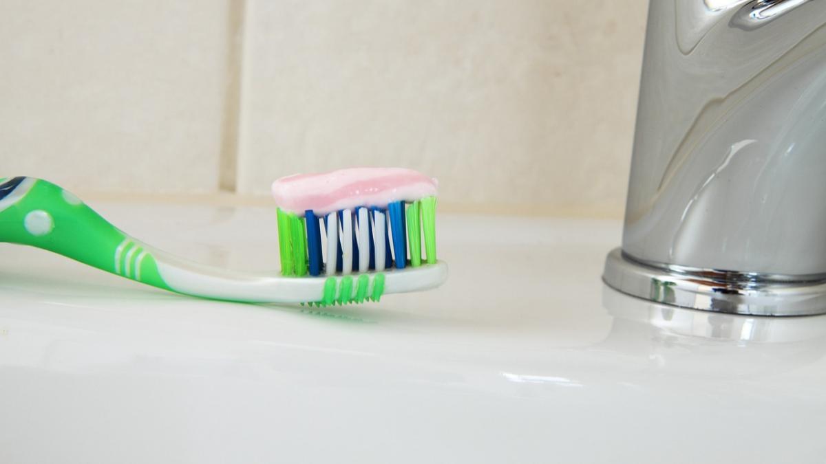 La pasta de dientes es un elemento que no falta en ningún hogar, y, a su vez, es el protagonista de numerosos remedios caseros