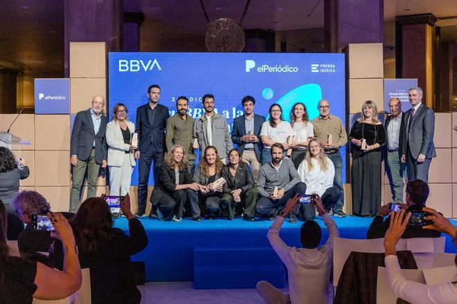 Representants del BBVA i EL PERIÓDICO posen al costat dels premiats i finalistes dels Premis BBVA a la Sostenibilitat.