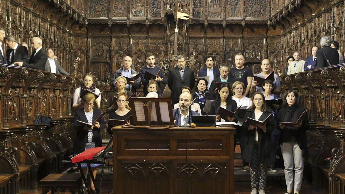 Pablo Durán, al órgano, con integrantes del Coro Sacro cantan en la Catedral en el funeral del anterior obispo, Gregorio Martínez. | Emilio Fraile