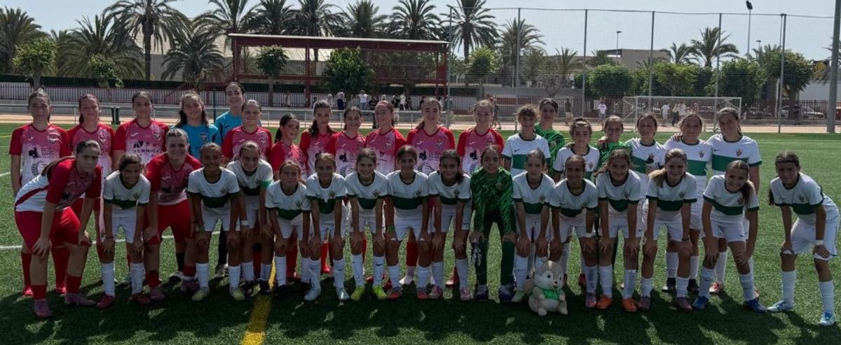 Las jugadoras del Ciutat de Xàtiva CFB y del Elx CF en el partido en la Ciutat Esportiva del equipo ilicitano.