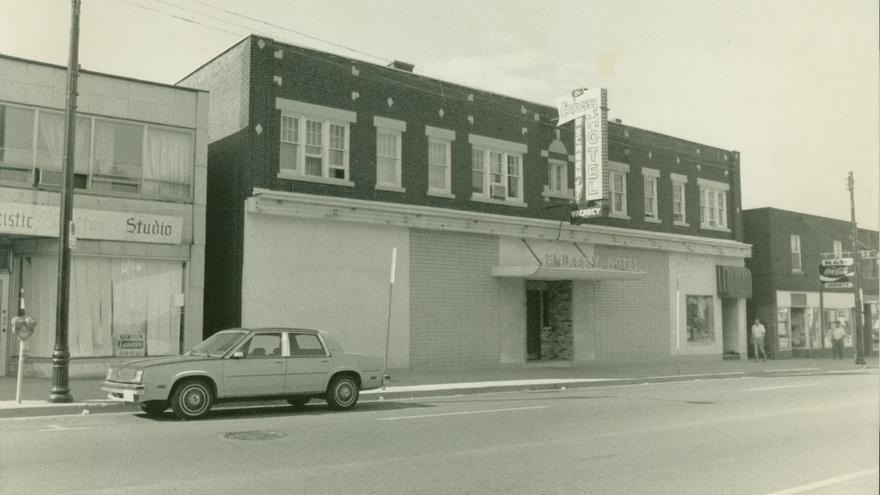 Fachada del extinto Hotel Embassy, donde Richey Edwards fue visto por última vez.