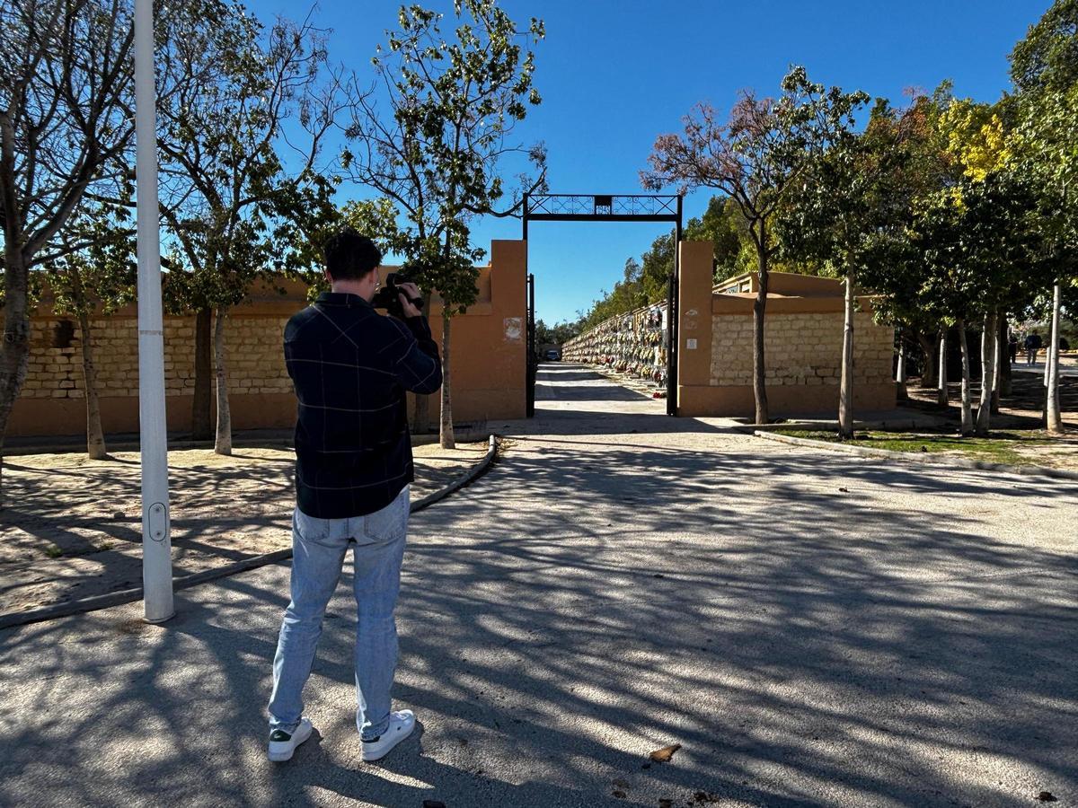 Puerta lateral del Cementerio de La Asunción en Elche, este martes