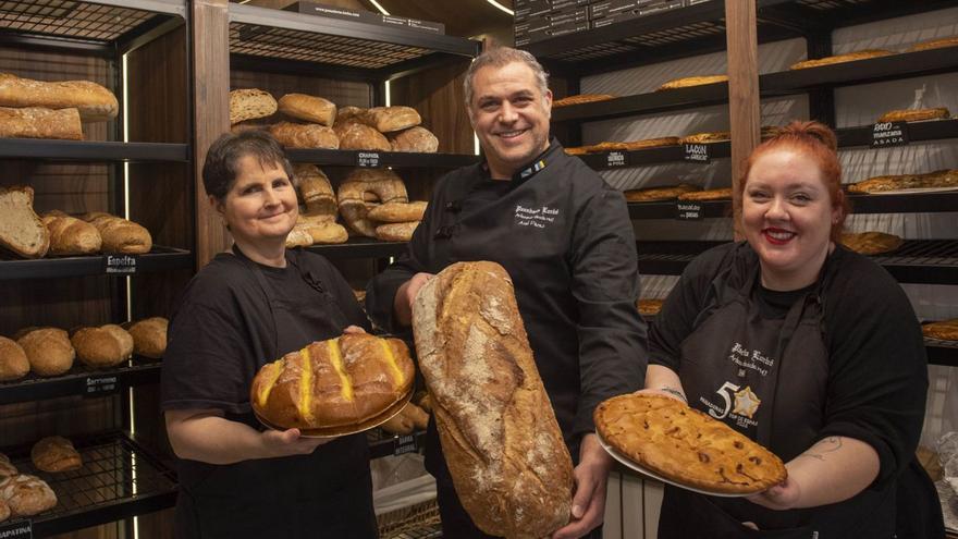 El gerente de Panadería Lorbé con dos empleadas en el despacho de A Coruña.