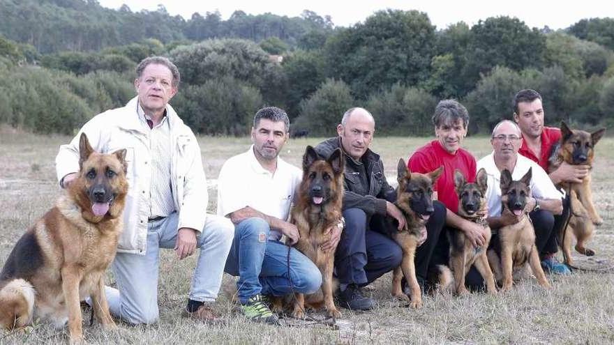 Jesús Rodríguez, primero por la izquierda, con otros aficionados y sus perros, ayer. // R. Grobas