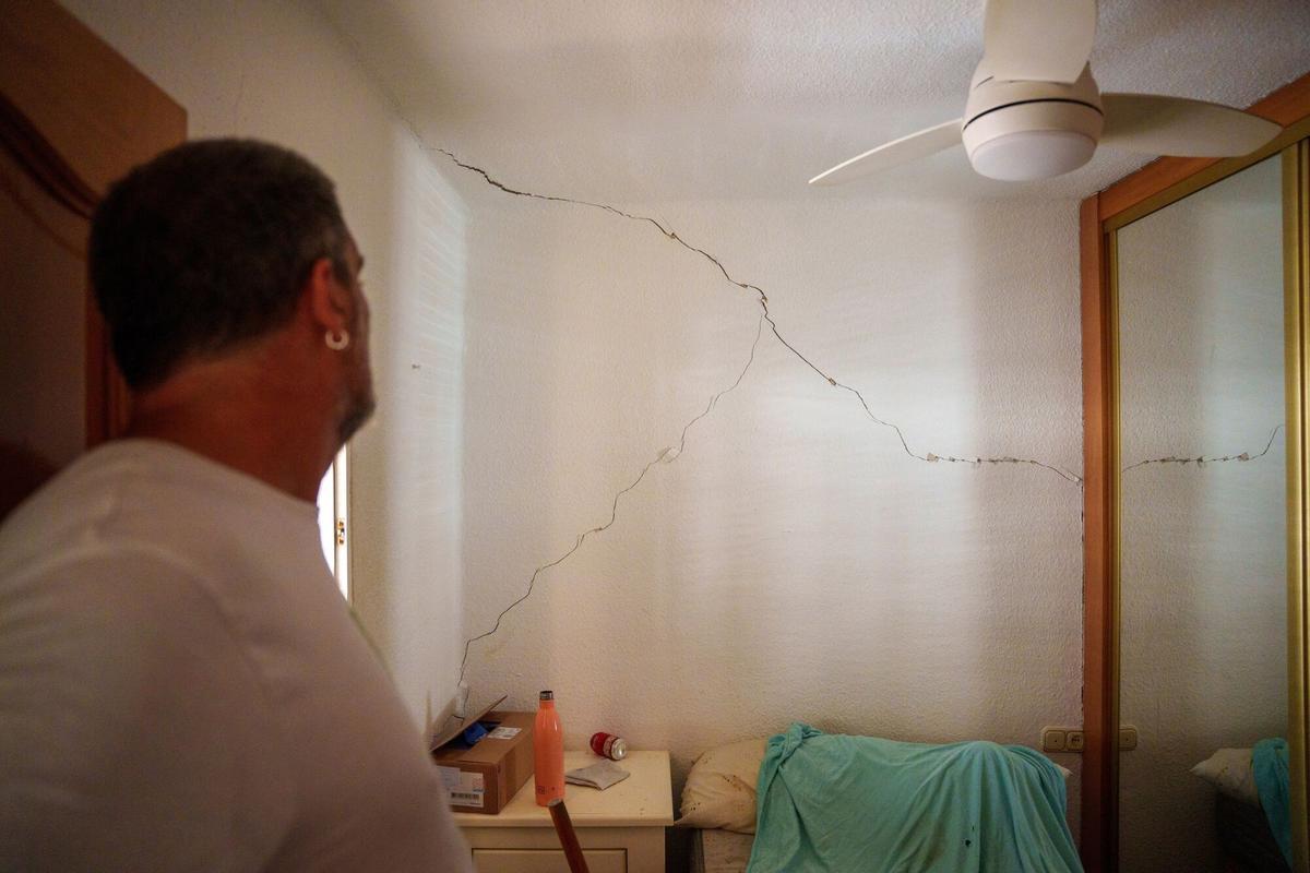 15/08/2026 Consecuencias del terremoto de magnitud 5 en edificios y viviendas de la ciudad de Granada. A 15 de agosto de 2026 en Granada (Andalucía, España). Un terremoto de magnitud 5 y con epicentro en la localidad de Alhendín ha sacudido durante la madrugada de este sábado la ciudad de Granada y su área metropolitana, sin dejar daños personales pero sí numerosos desperfectos mobiliarios. El seísmo ha obligado a la Junta de Andalucía a activar la fase de emergencia ante el riesgo sísmico. SOCIEDAD Francisco J. Olmo - Europa Press