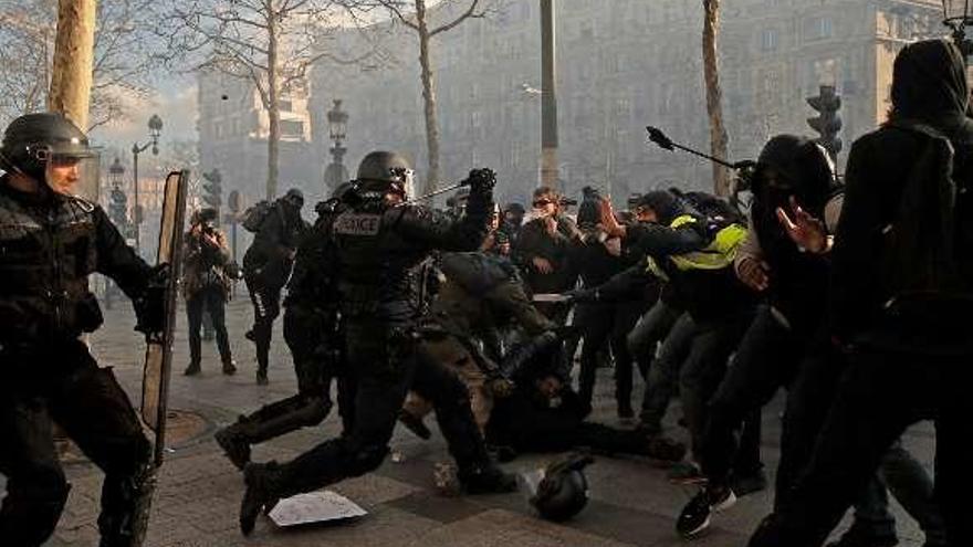 La Policía, contra los manifestantes en los Campos Elíseos. // Reuters