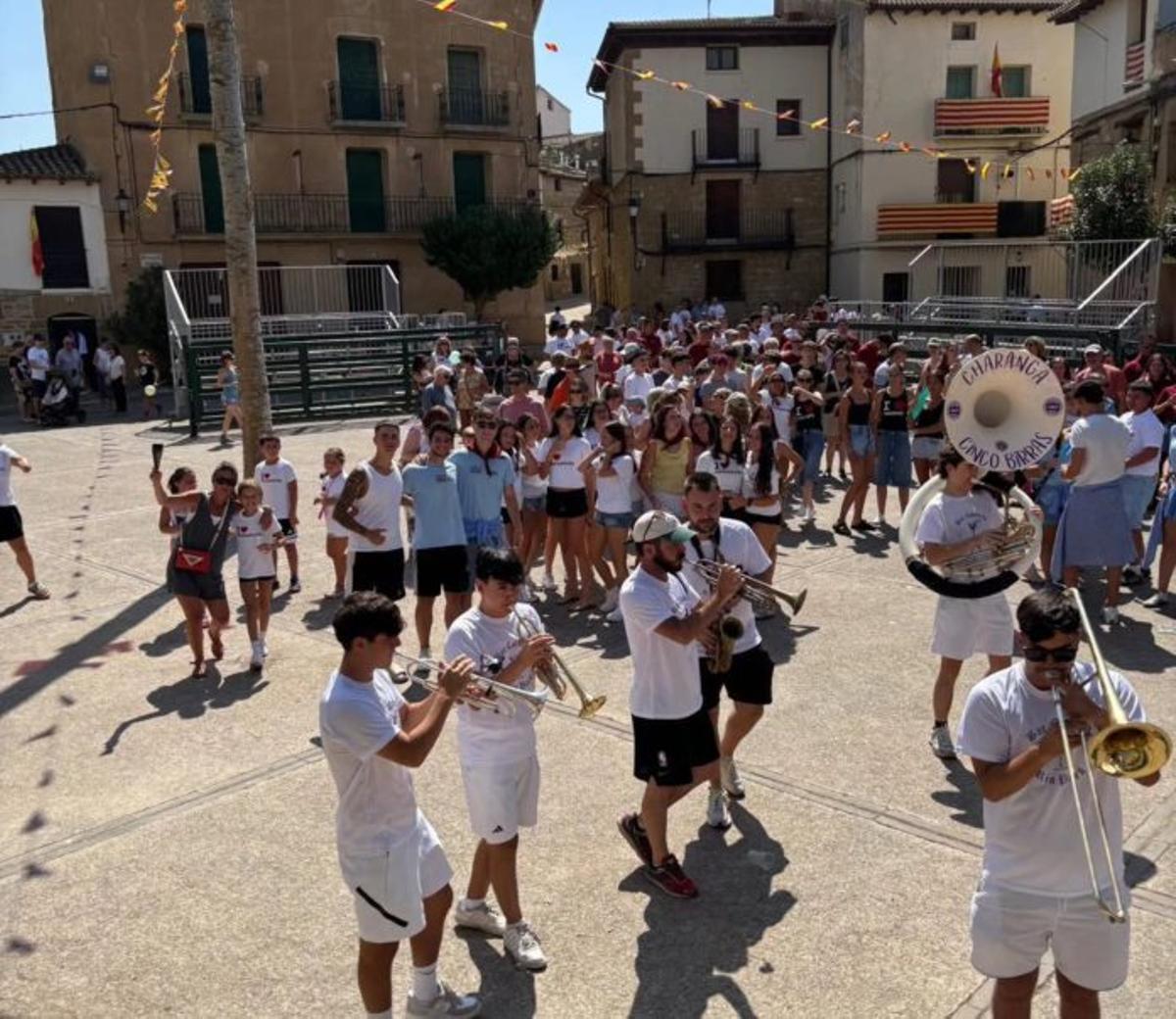 La charanga recorrió las calles de Farasdués.