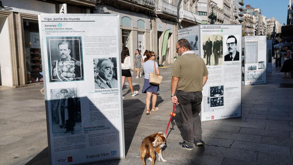 Viandantes mirando la exposición en Príncipe