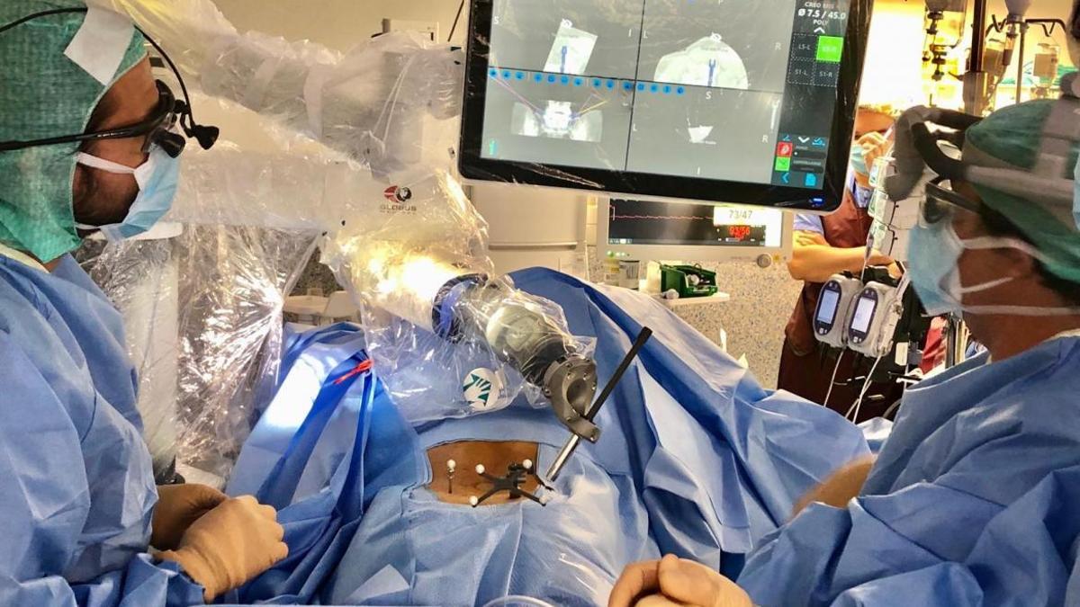 El Hospital Clínico San Carlos de Madrid opera con un robot a una adolescente con escoliosis por primera vez en España