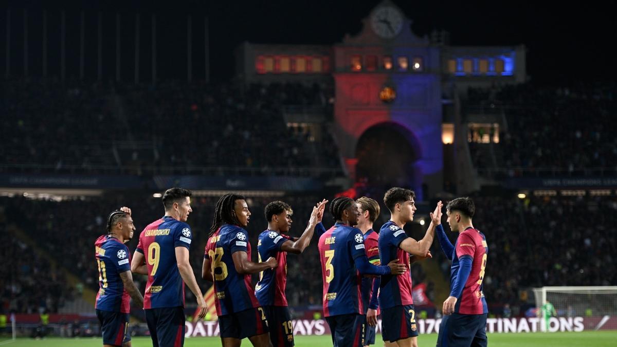 Los jugadores del Barça celebran el primer gol.