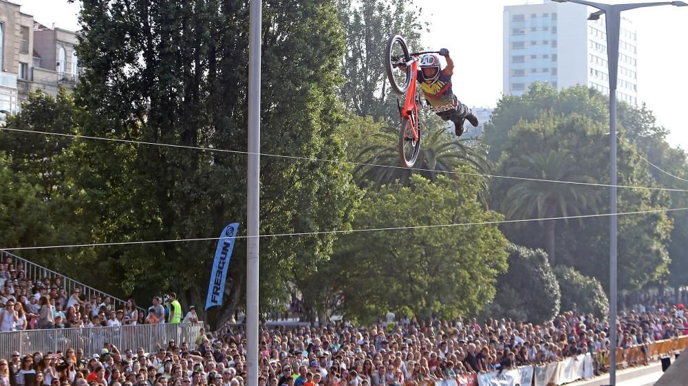 El festival de deportes urbanos atrajo ayer a As Avenidas a miles de personas para presenciar las espectaculares actuaciones de los participantes en pruebas de skate, bicicleta y motocross