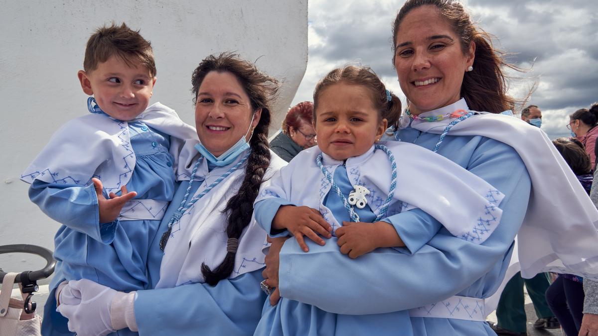 Los cofrades más jóvenes, antes de que arrancara la procesión, en el santuario.