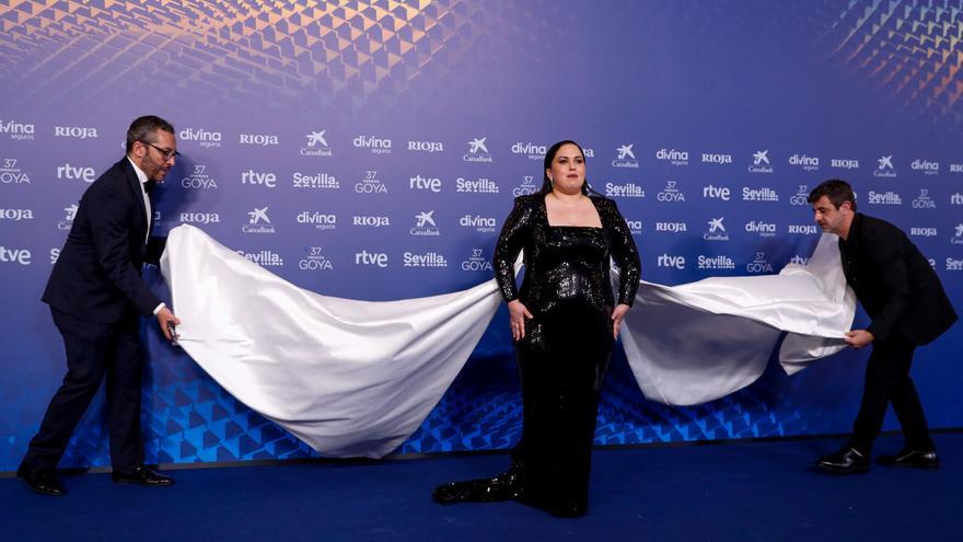 Alfombra «oscura» con blanco ilicitano