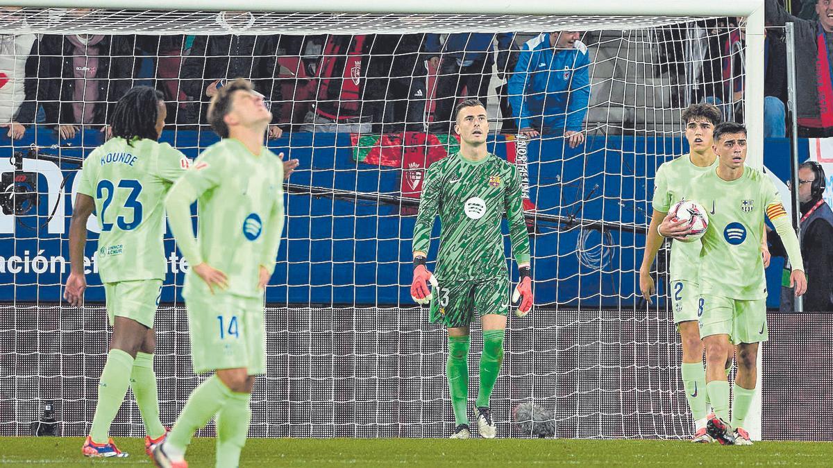 Los futbolistas del Barcelona se lamentan en El Sadar.