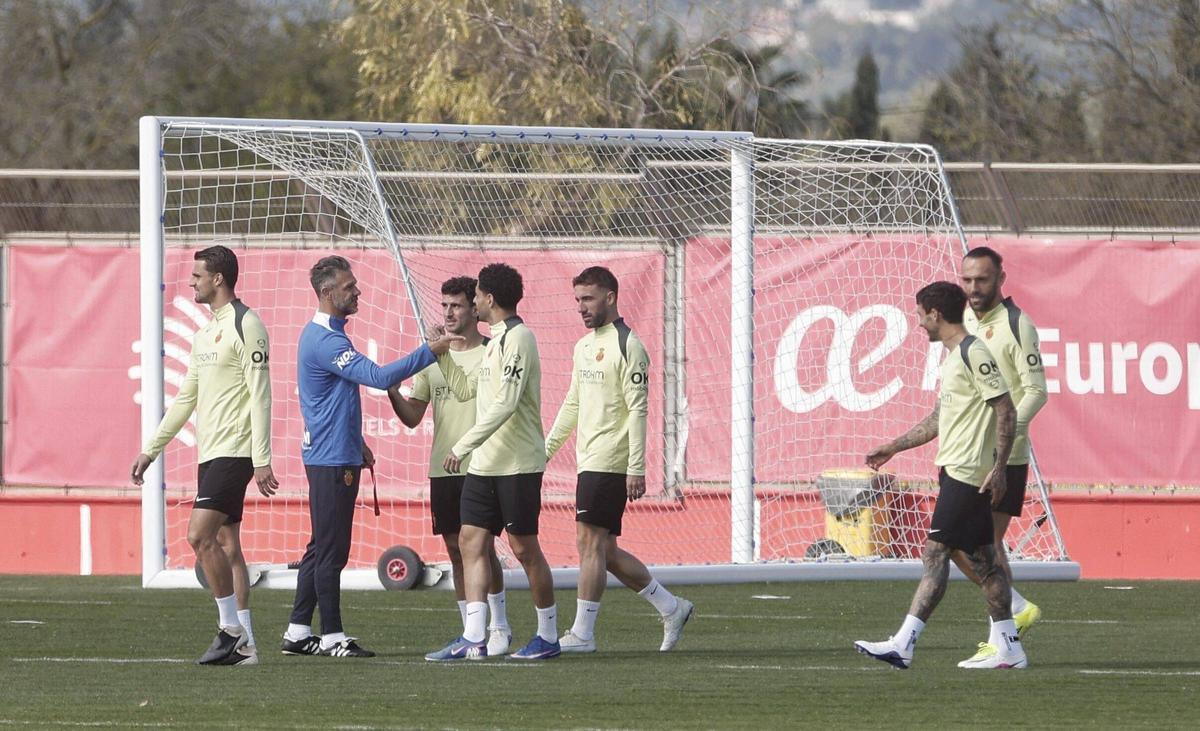 Los jugadores del Mallorca se entrenan en Son Bibiloni bajo las órdenes de Martín Demichelis.