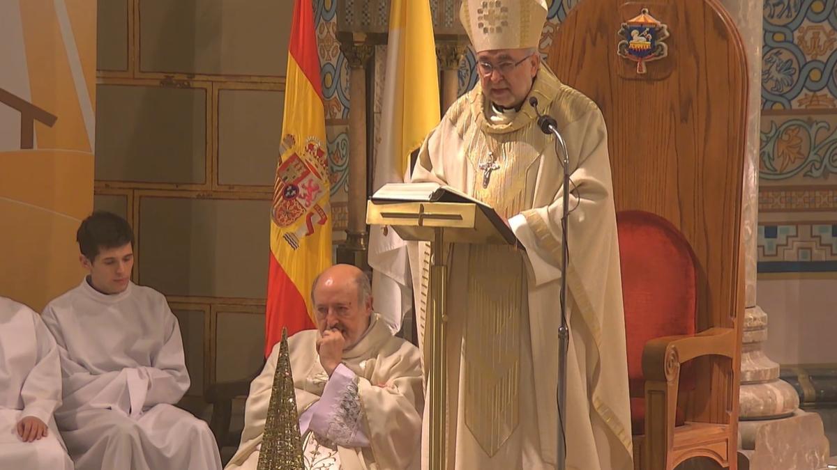 El Arzobispo, de pie, durante la homilía, con Javier Suárez al lado escuchando emocionado sus palabras.