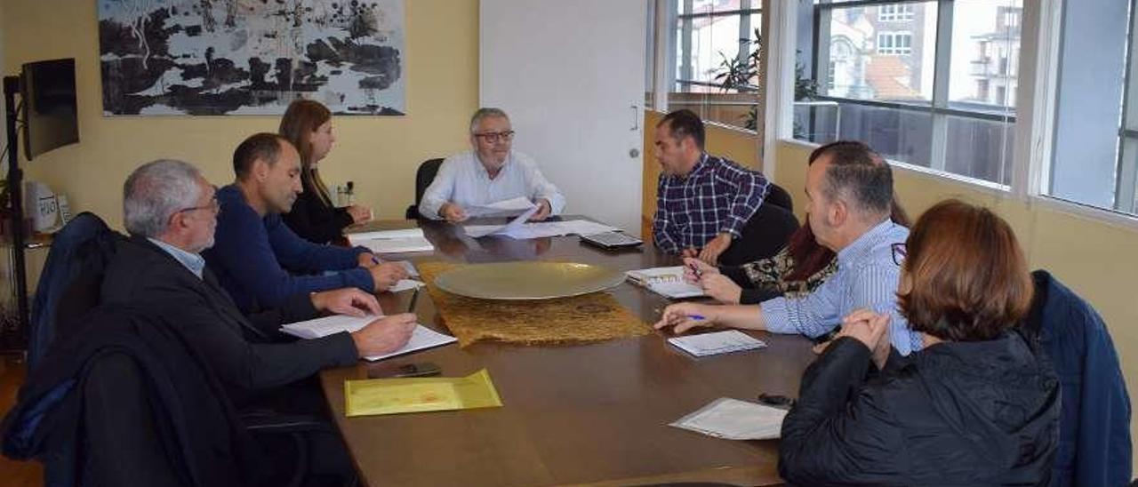 El alcalde y la concejala de Ensino se reunieron ayer con directivos de los centros públicos. // FdV