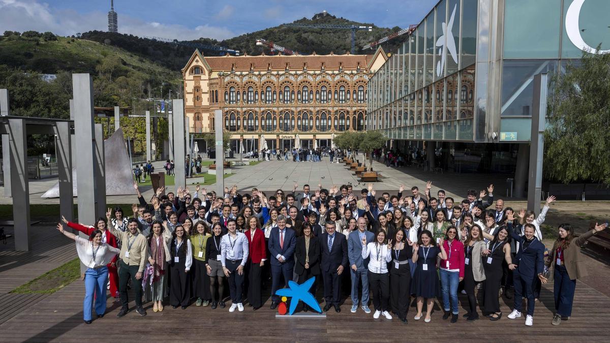 Foto de familia de los cien jóvenes becados por La Fundación «la Caixa» para continuar con sus estudios de investigación.