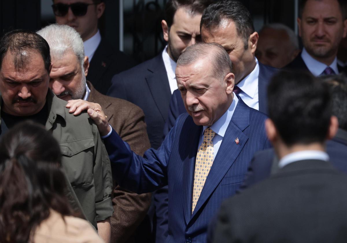 トルコのレジェップ・タイイップ・エルドアン大統領は、地方選挙で投票したイスタンブールの投票所を離れる。