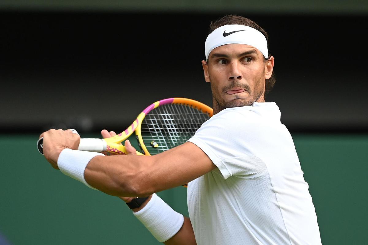 Wimbledon (United Kingdom), 02/07/2022.- Rafael Nadal of Spain in action against Lorenzo Sonego of Italy during their Men’s third round match at the Wimbledon Championships, in Wimbledon, Britain, 02 July 2022. (Tenis, Italia, España, Reino Unido) EFE/EPA/ANDY RAIN EDITORIAL USE ONLY