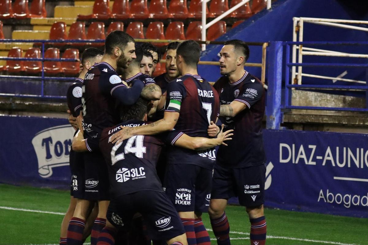 Jugadores del Extremadura celebran uno de los tantos en el partido