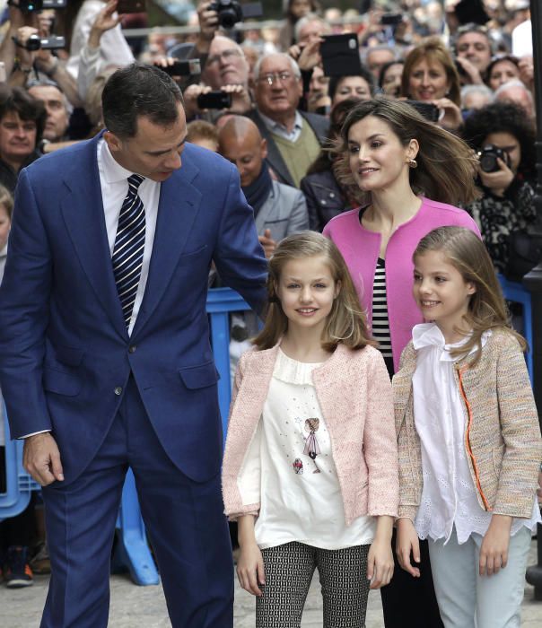 Los reyes junto a sus hijas y la reina Sofía en la misa de Pascua