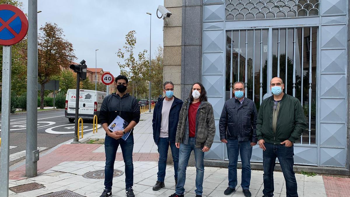 Representantes sindicales en la protesta por las agresiones.