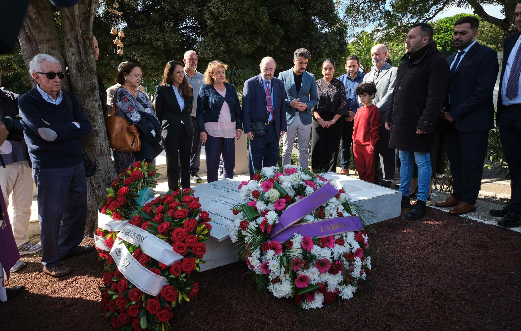 Entierro de los restos recuperados del físico Blas Cabrera Felipe en el cementerio de San Luis, La Laguna