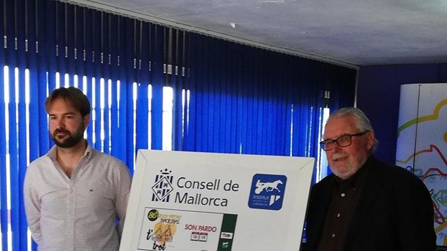 Jaume Ramis, presidente del Institut de l&#039;Esport Hípic del Consell de Mallorca, y Joan Llabata, presidente de la Federació Balear de Trot, junto al cartel del resultado del sorteo de dorsales para el 86è Gran Premi Nacional&#039;.