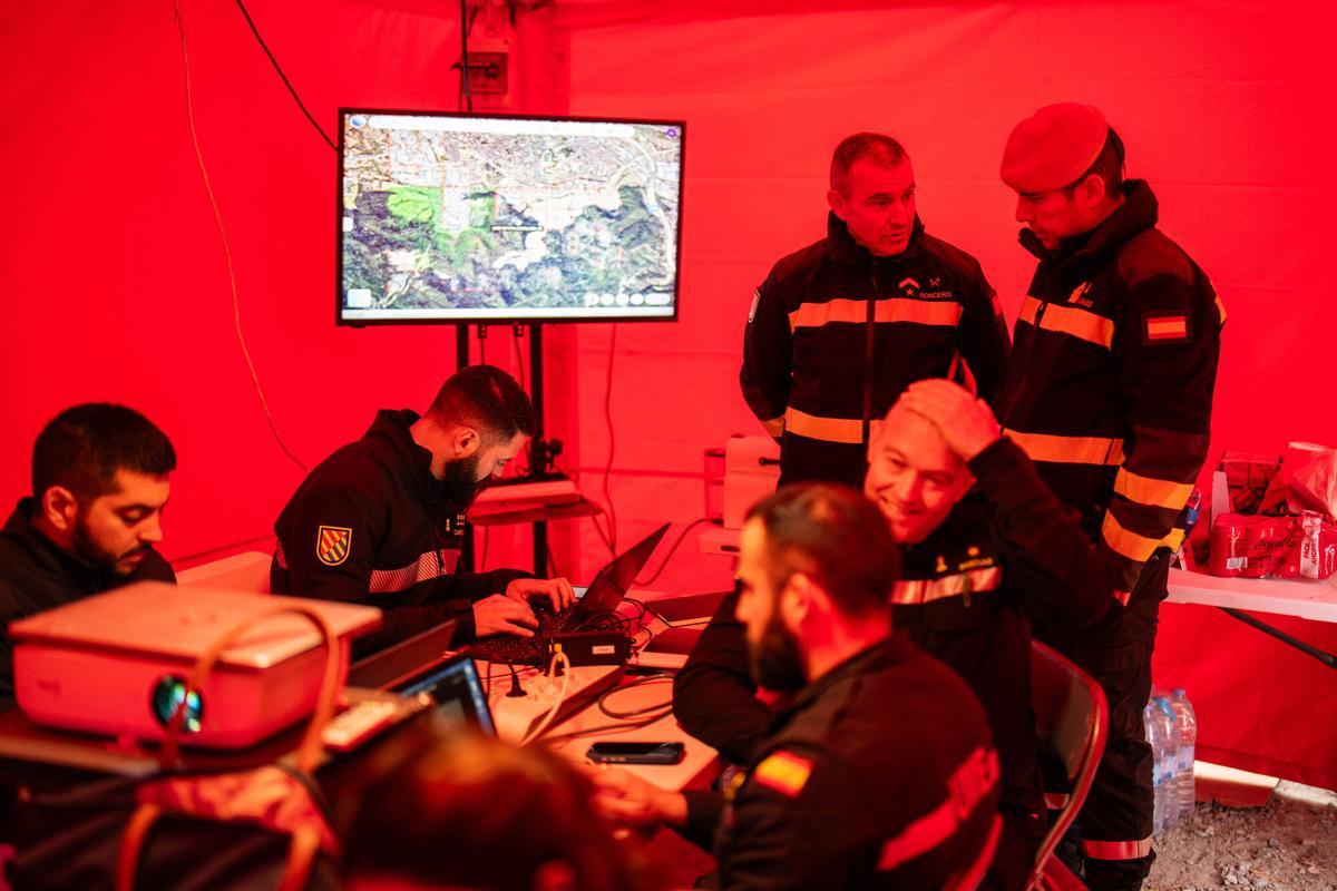 Santa Perpètua de Mogoda, 4/12/2025. BARCELONA. Centro de mando de la UME en Torreferrussa, donde militares coordinan gestiones logísticas y operativas ante el brote de peste porcina africana declarado en la zona de Collserola. Foto: Zowy Voeten / El Periódico