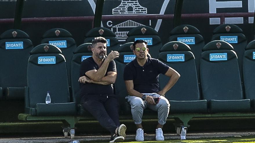 Bragarnik, junto al secretario técnico, Sergio Mantecón, en un entrenamiento