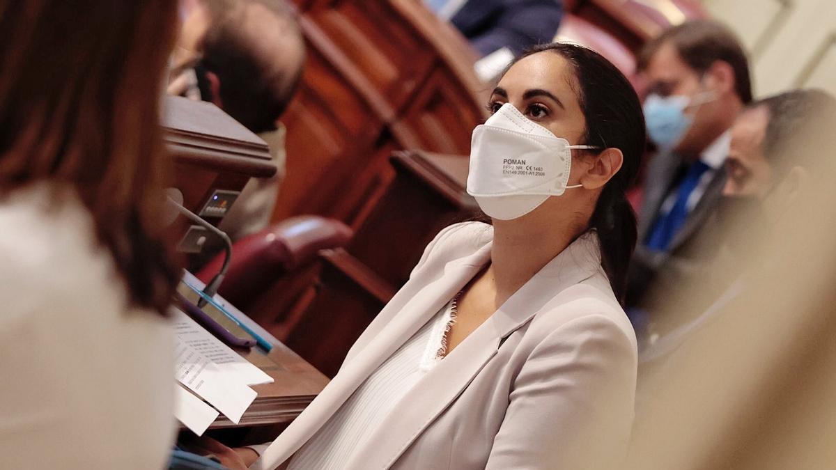 Vidina Espino en su escaño del Parlamento de Canarias