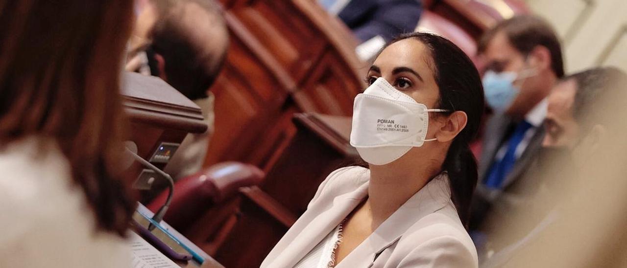 Vidina Espino en su escaño del Parlamento de Canarias